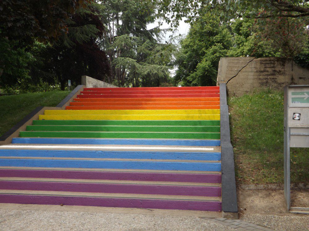 Titre : Un élève de 13 ans sanctionné en Italie pour avoir refusé un escalier aux couleurs LGBT
