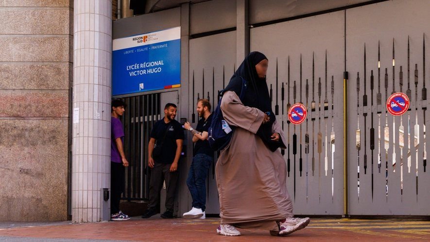 Titre : À Parla, des étudiantes manifestent pour le droit au hijab en classe