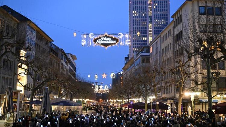 Titre : Les villes allemandes célèbrent le Ramadan avec des illuminations festives