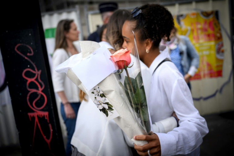 Attaque au couteau dans un établissement scolaire nantais : hommage silencieux pour la victime
