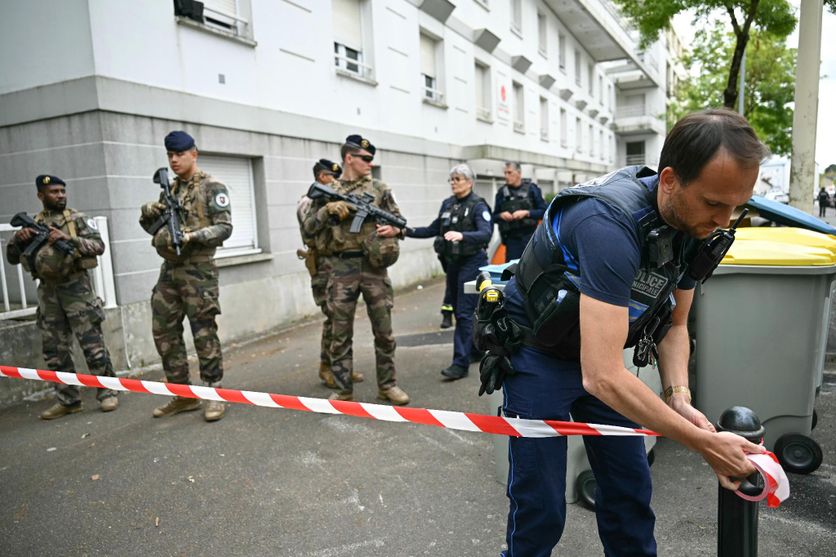 Appel à des politiques globales après une attaque au couteau dans un établissement scolaire