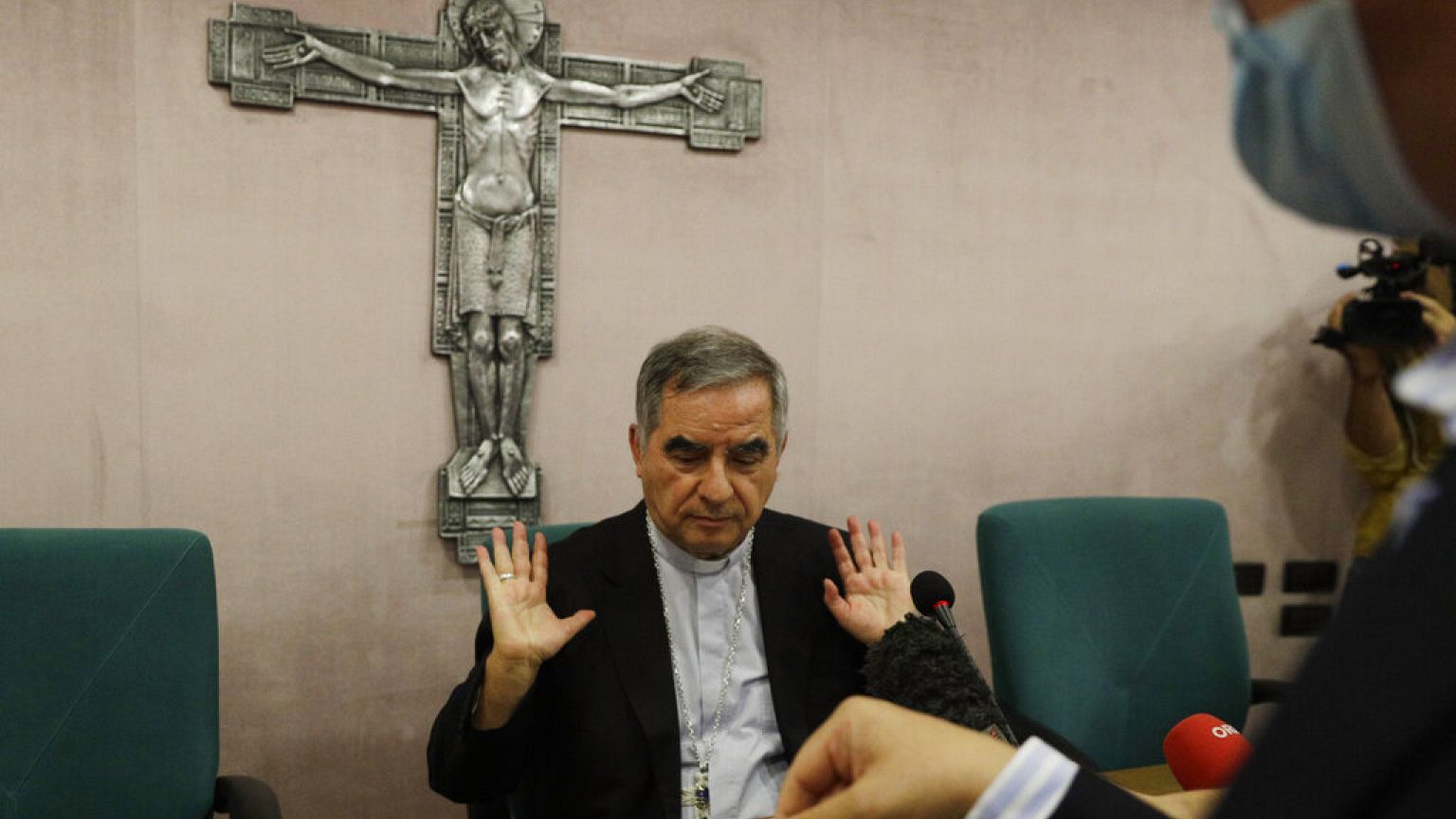 Scandale au Vatican : Le cardinal Becciu se retire du conclave