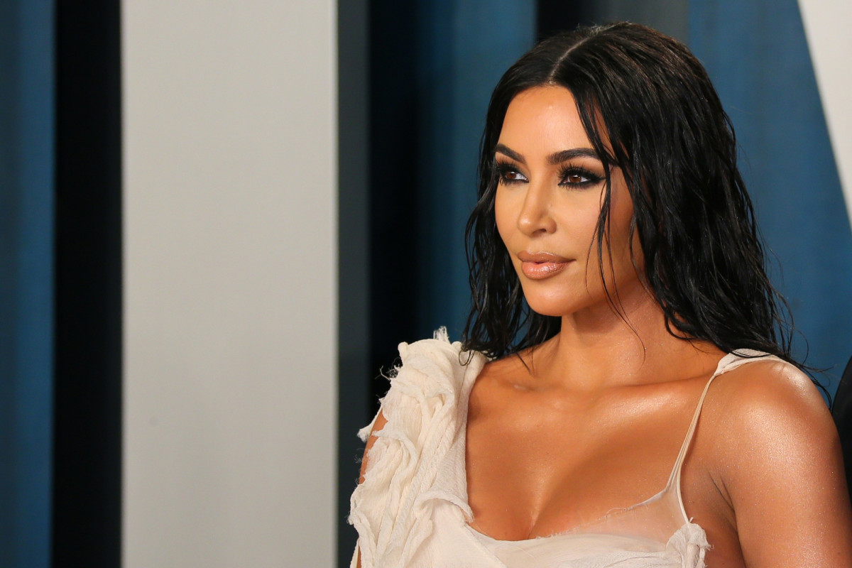 Title: Meurtre en Mosquée, Évacuation de Gaza, Début du Procès des Braqueurs de Kardashian : L’Actualité du 28 Avril