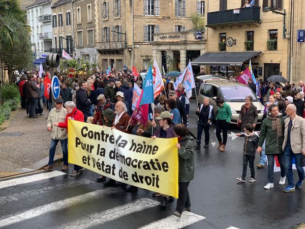 Menace contre un député : 400 manifestants réunis en Dordogne
