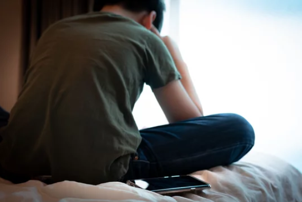 Un adolescent se suicide après la libération de son agresseur sexuel