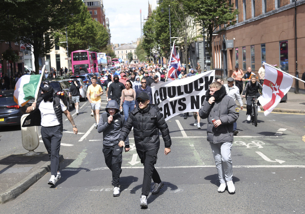 Manifestation unanime à Belfast contre l’immigration massive