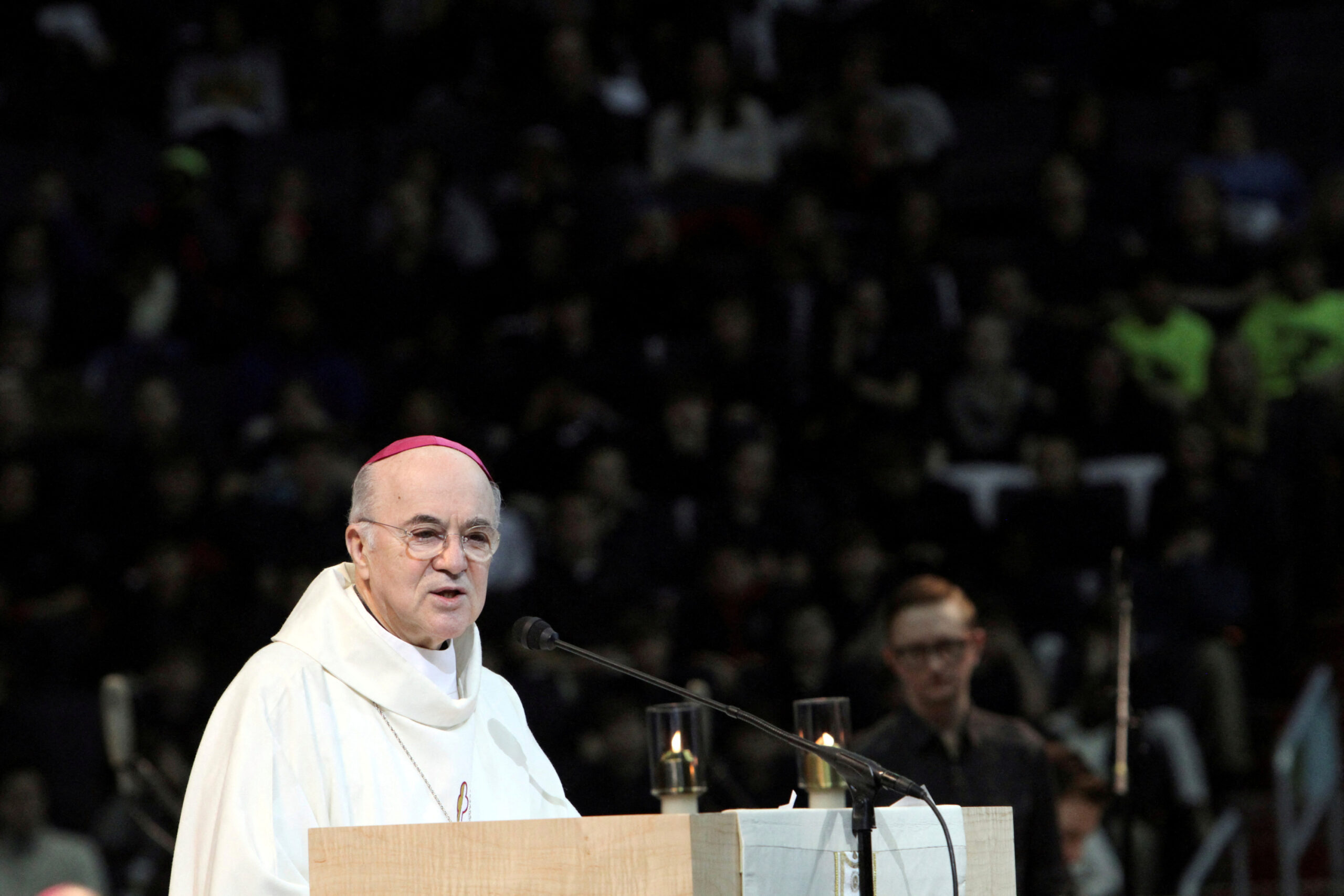 Mgr Carlo Maria Viganò Encourage les Entrepreneurs Français dans leur Combat Contre les Pratiques Financières Abusives