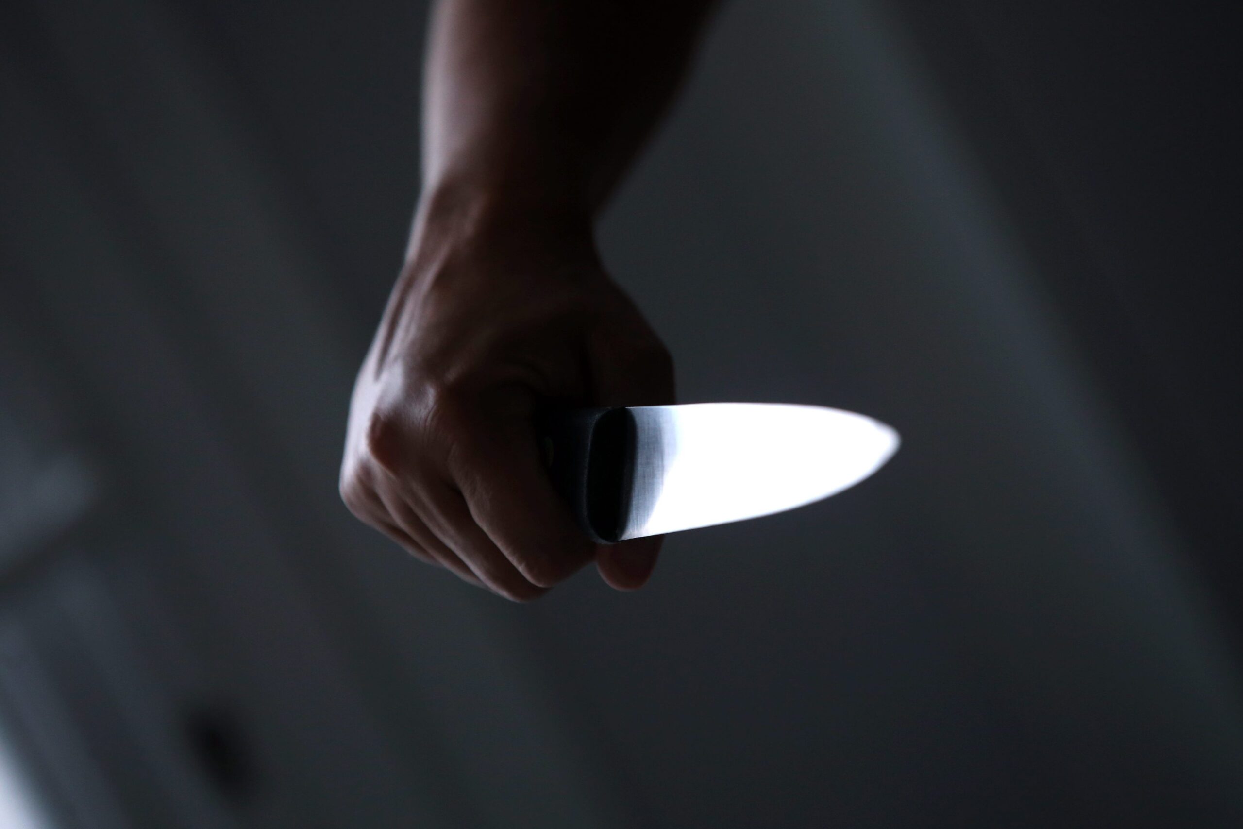 Une mère de famille blessée grièvement par des coups de couteau, son mari principal suspect
