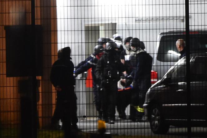 Attaque sanglante dans une prison française : les accusés face à la justice