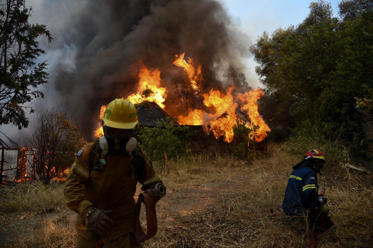 Incendie dévastateur en Grèce : des villages évacués et un danger persistant
