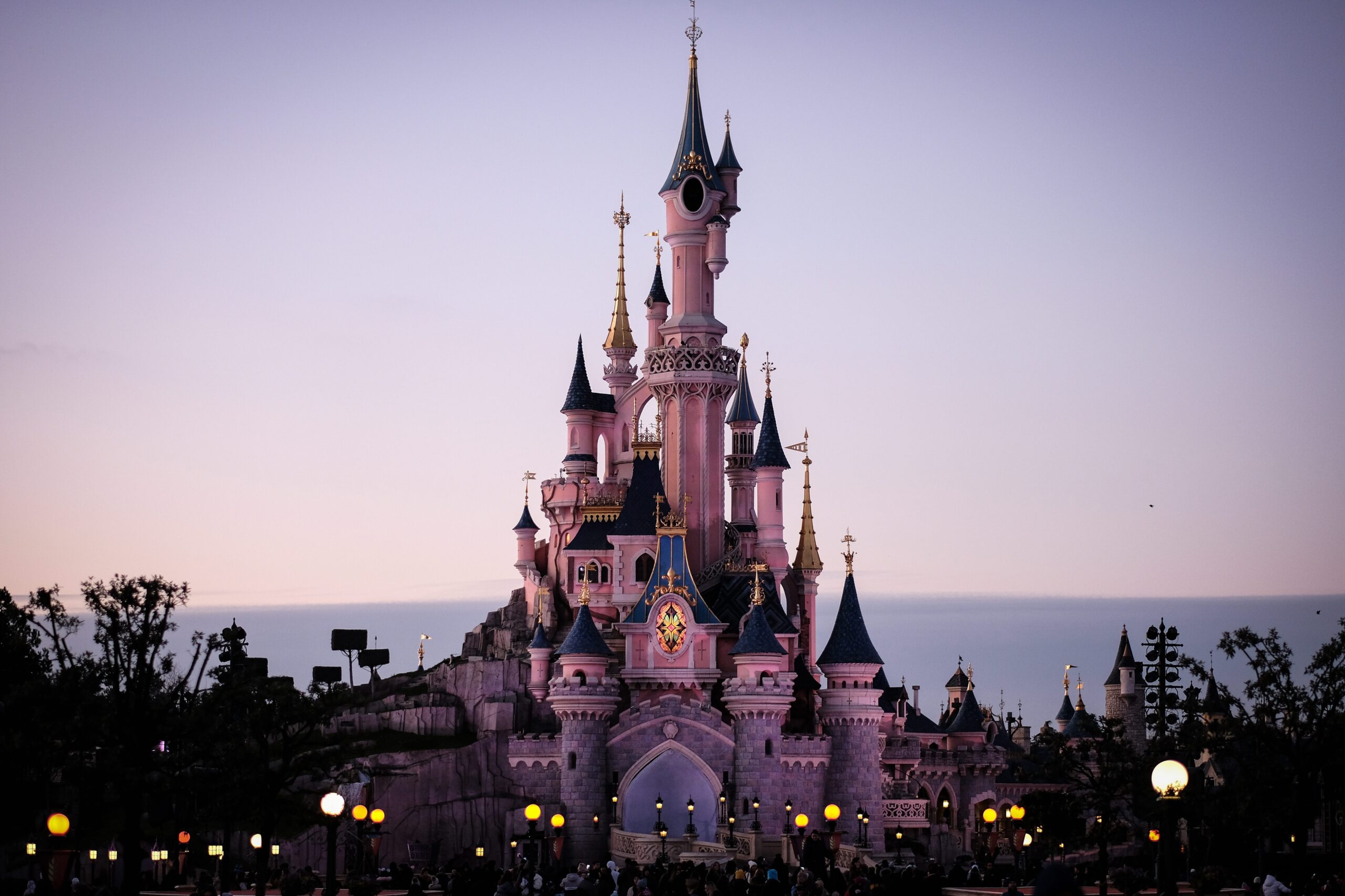 Scandale à Disneyland : un homme de 39 ans accuse d’escroquerie et d’abus sur une fillette de 9 ans