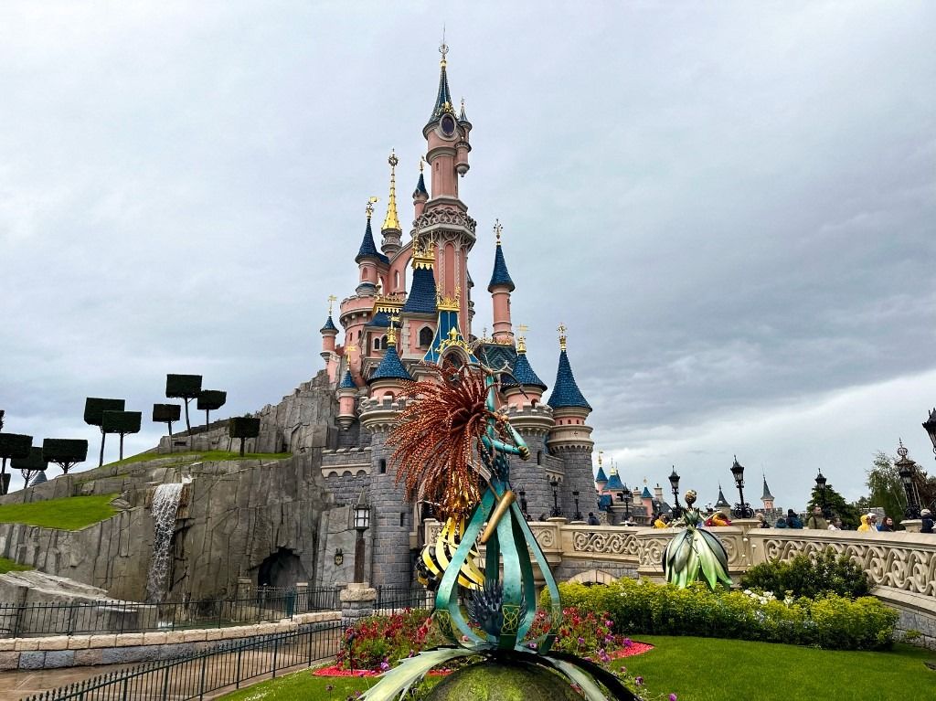 Un homme britannique accusé d’organiser un mariage illégal avec une enfant à Disneyland : l’arrestation et les accusations graves