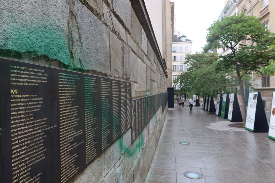 La peinture verte déverse sur des lieux juifs : une provocation extrême perpétrée par des Serbes