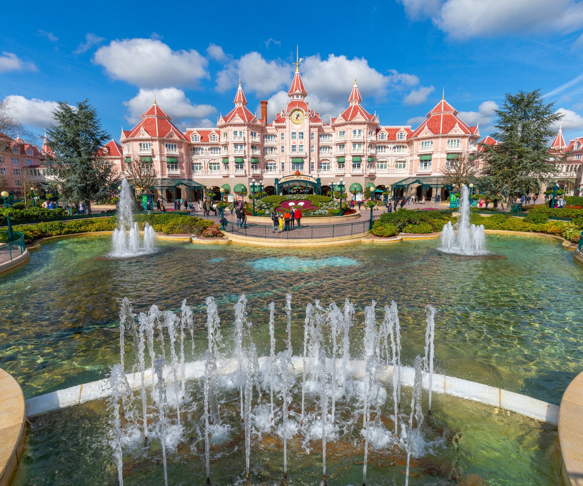 Faux mariage avec une enfant à Disneyland : le « marié » fiché dans son pays d’origine mis en examen