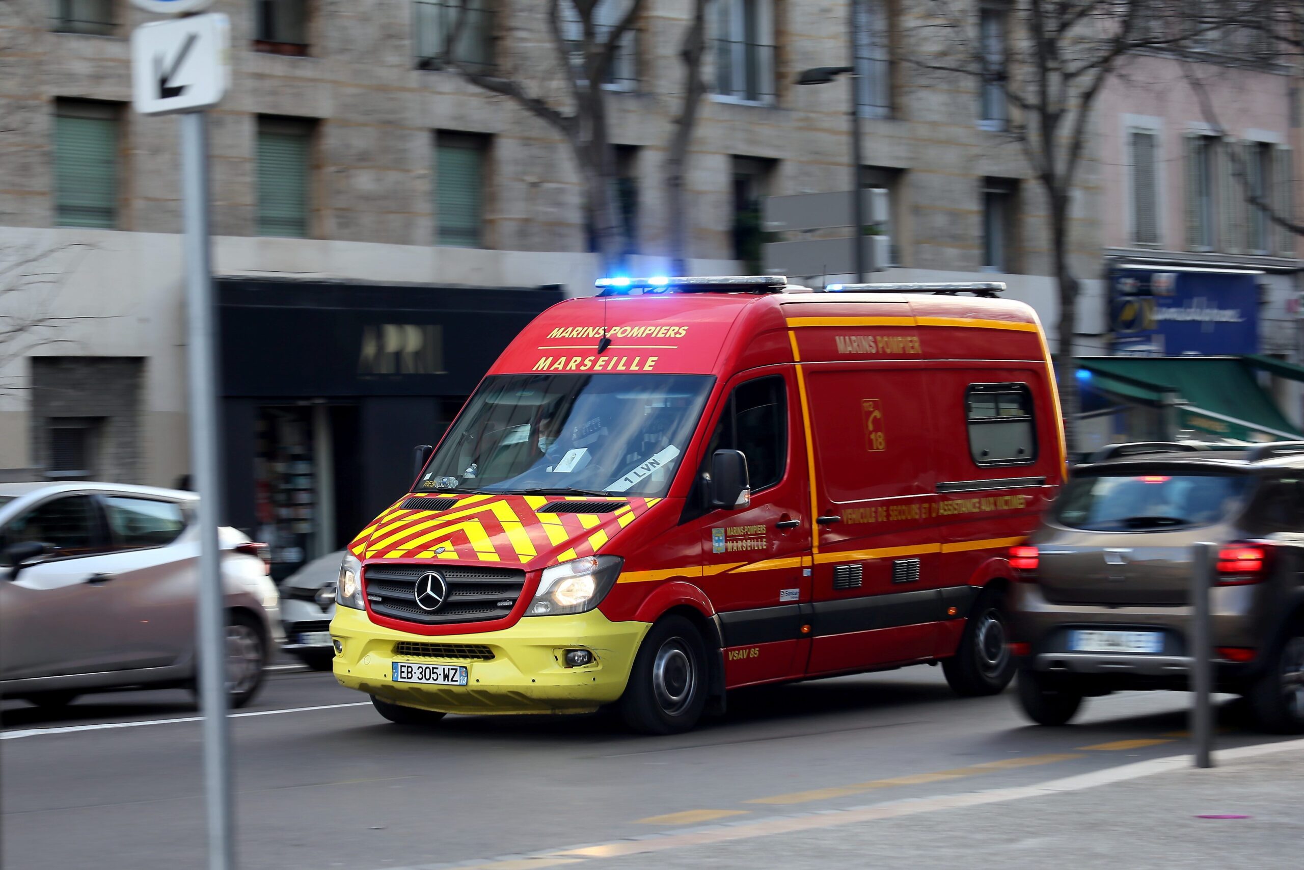Marseille : un homme poignardé à mort lors d’une bagarre sans lien avec le trafic de drogue, trois suspects arrêtés