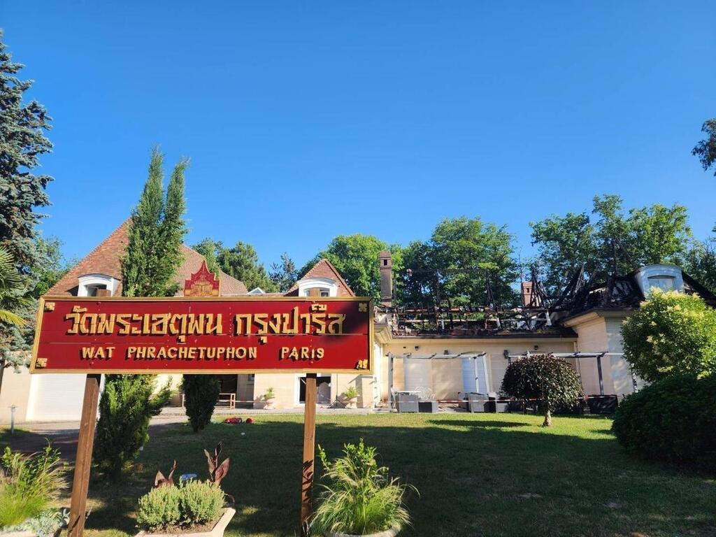 Incendie dévaste le plus grand temple bouddhiste de France : les responsabilités sont sous le feu des critiques