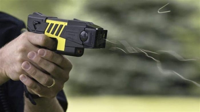 Les taser en Italie : une guerre des opinions après deux morts suspects