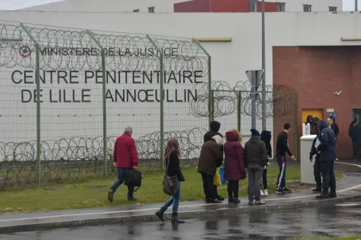 Violences et menaces dans une prison française : un détenu accuse des surveillants et des codétenus de violences répétées