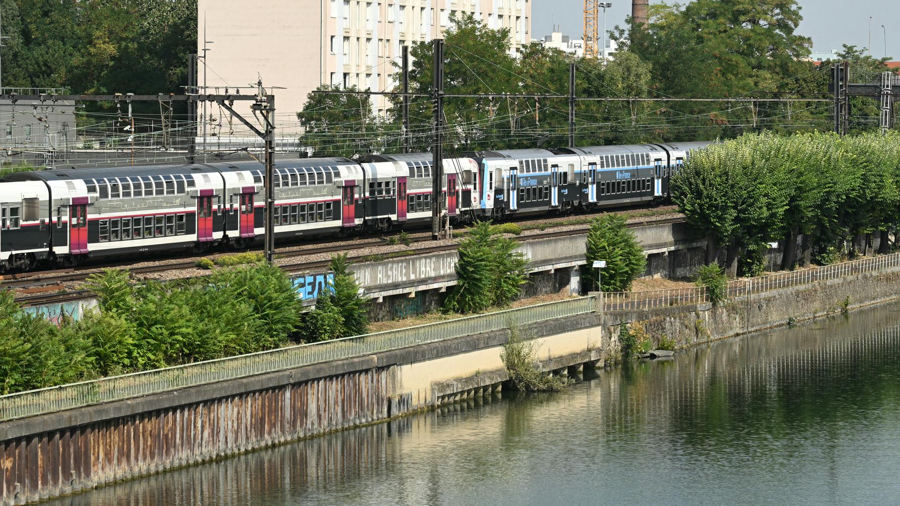 Une enquête macabre dans la Seine : un suspect acculé par les preuves, une économie française en déclin