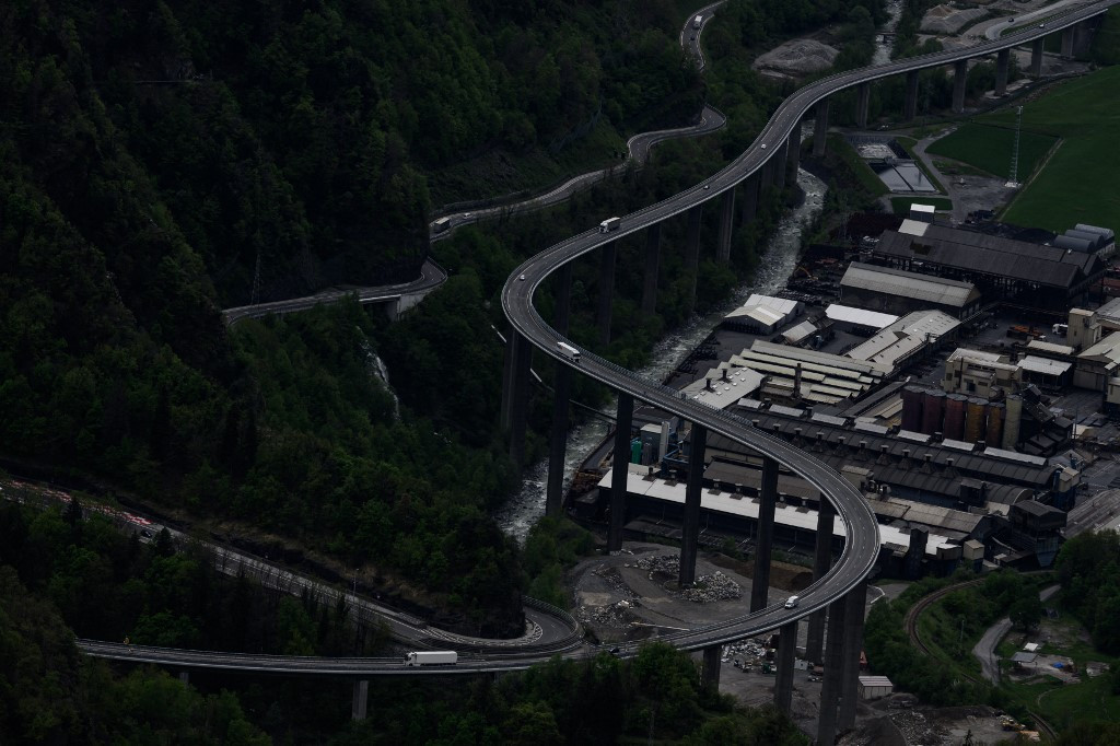 Un drame tragique en Haute-Savoie : des milliers de personnes présentes aux funérailles d’un jeune couple tué dans un éboulement