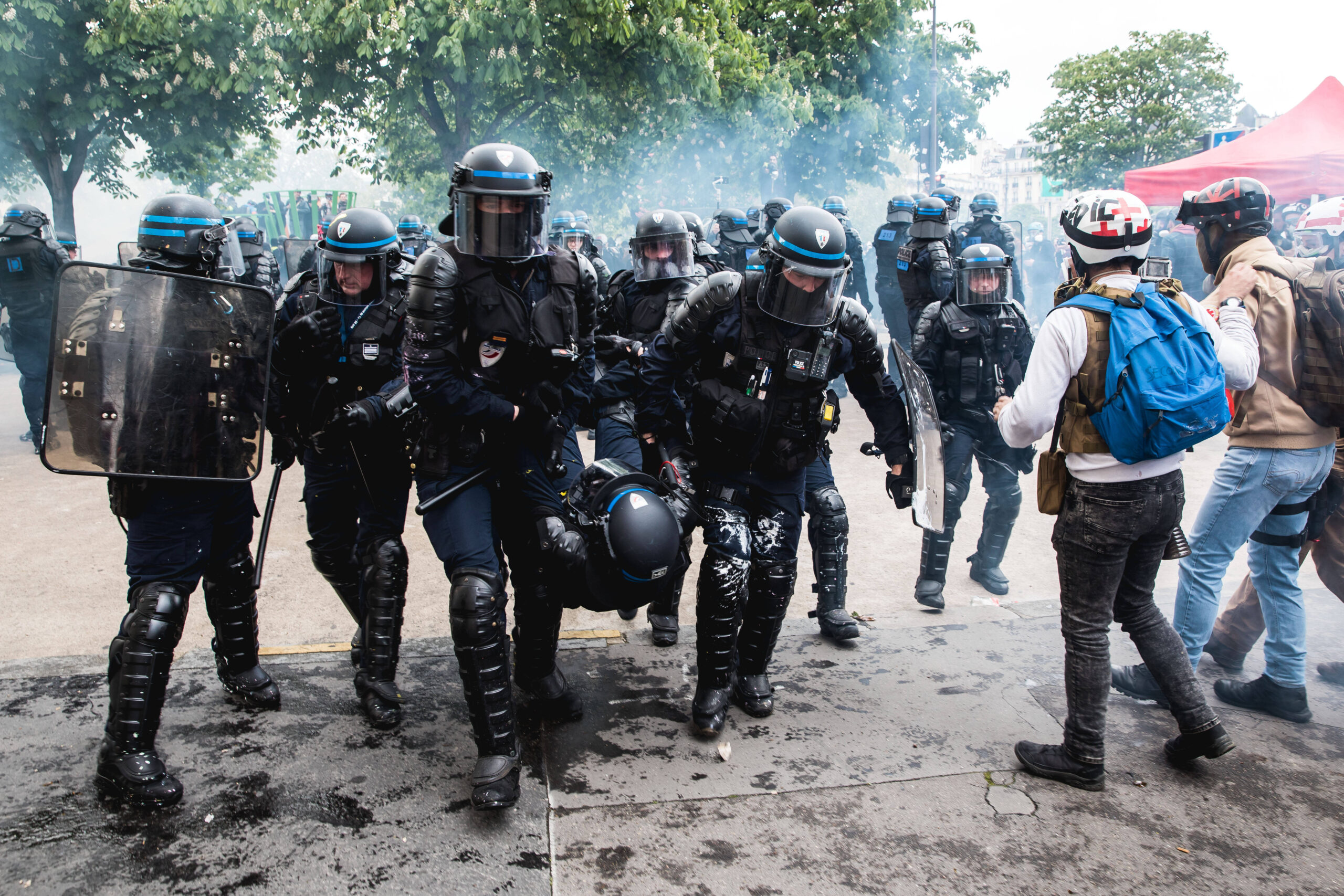 Les forces de l’ordre français scandalisées par la libération de suspects après l’agression d’un collègue