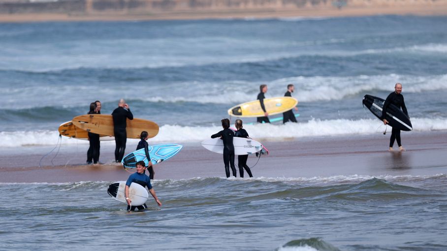 Les surfeurs australiens recourent à des combinaisons anti-reqins après une attaque fatale