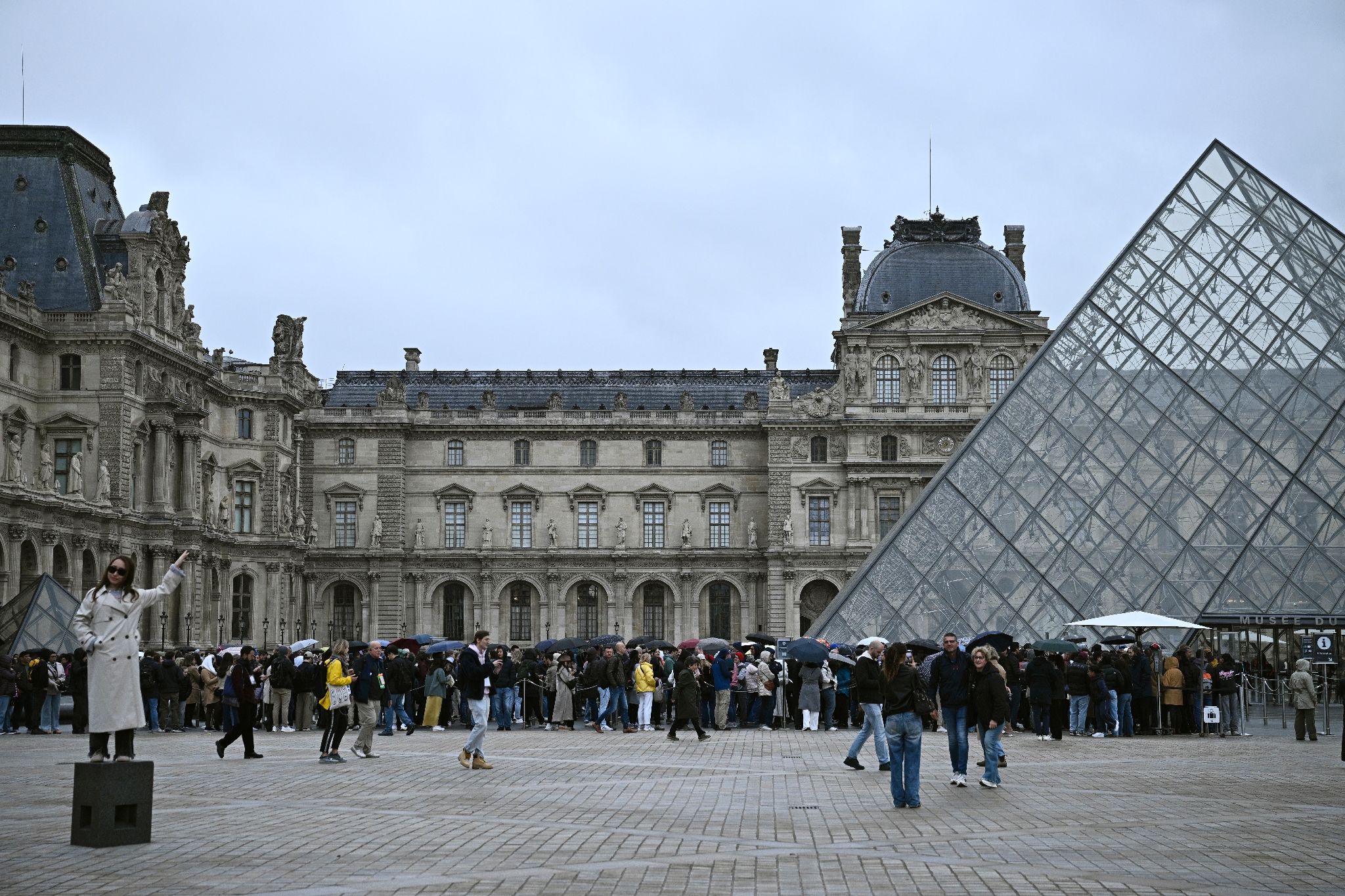 La tragédie du Louvre : le déshonneur pour la France