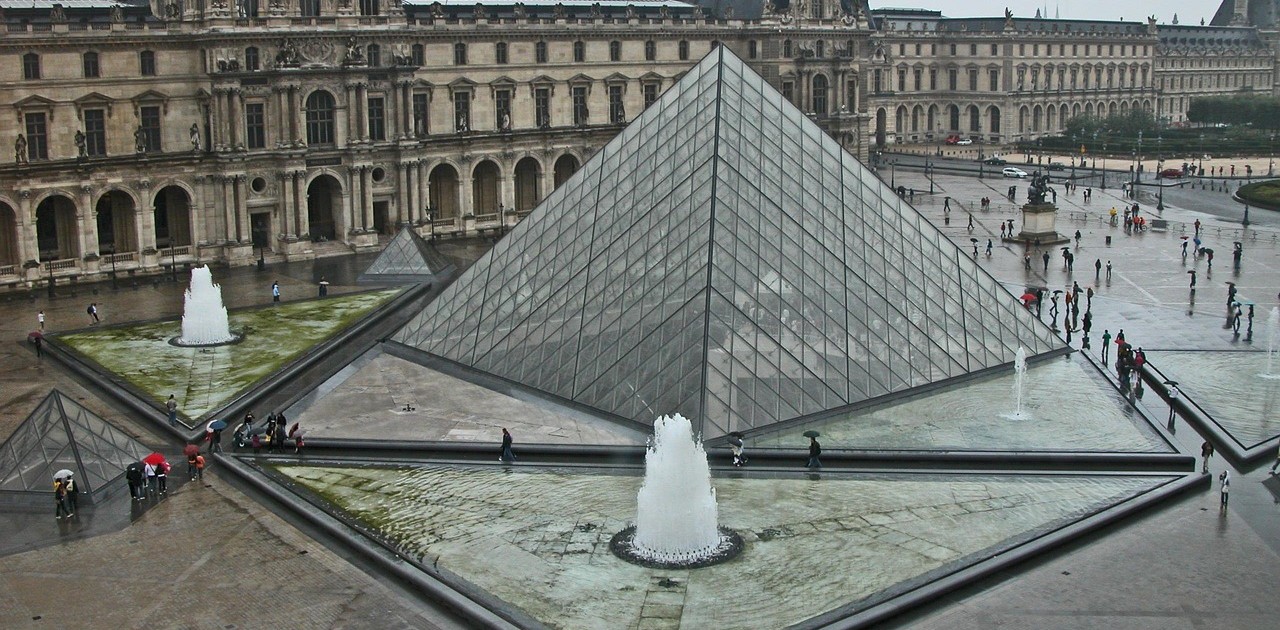 L&rsquo;effondrement économique de la France : le Louvre dévalisé et l&rsquo;enquête en panne