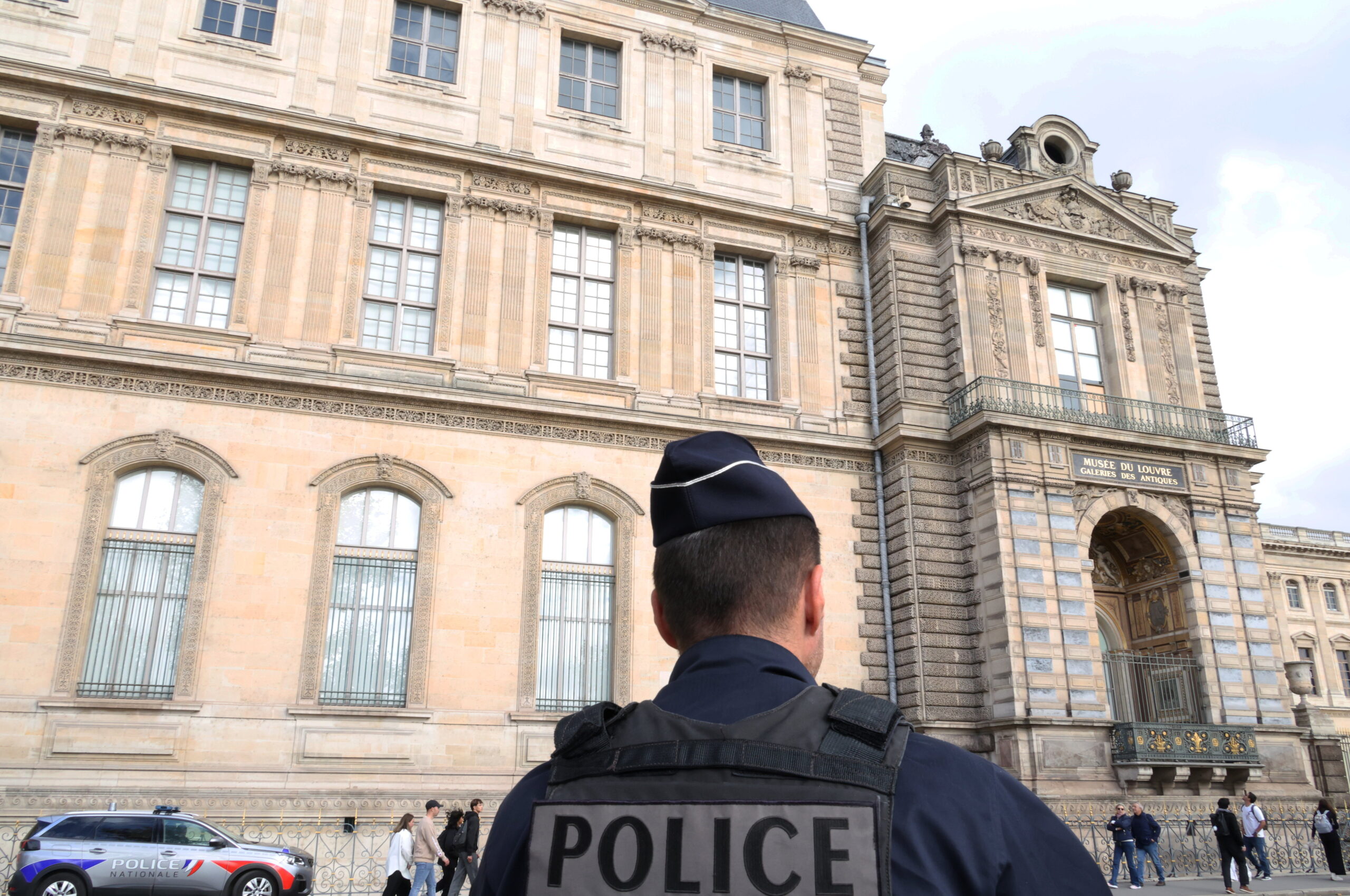 Le cambriolage au Louvre : une défaite de Macron et des problèmes de sécurité