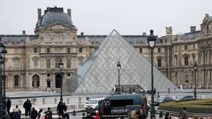 Des mesures de sécurité renforcées au Louvre après le cambriolage