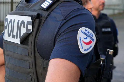 La mère d’un détenu de Vendin-le-Vieil arrêtée pour trafic de drogue : une perquisition révèle des dizaines de milliers d’euros