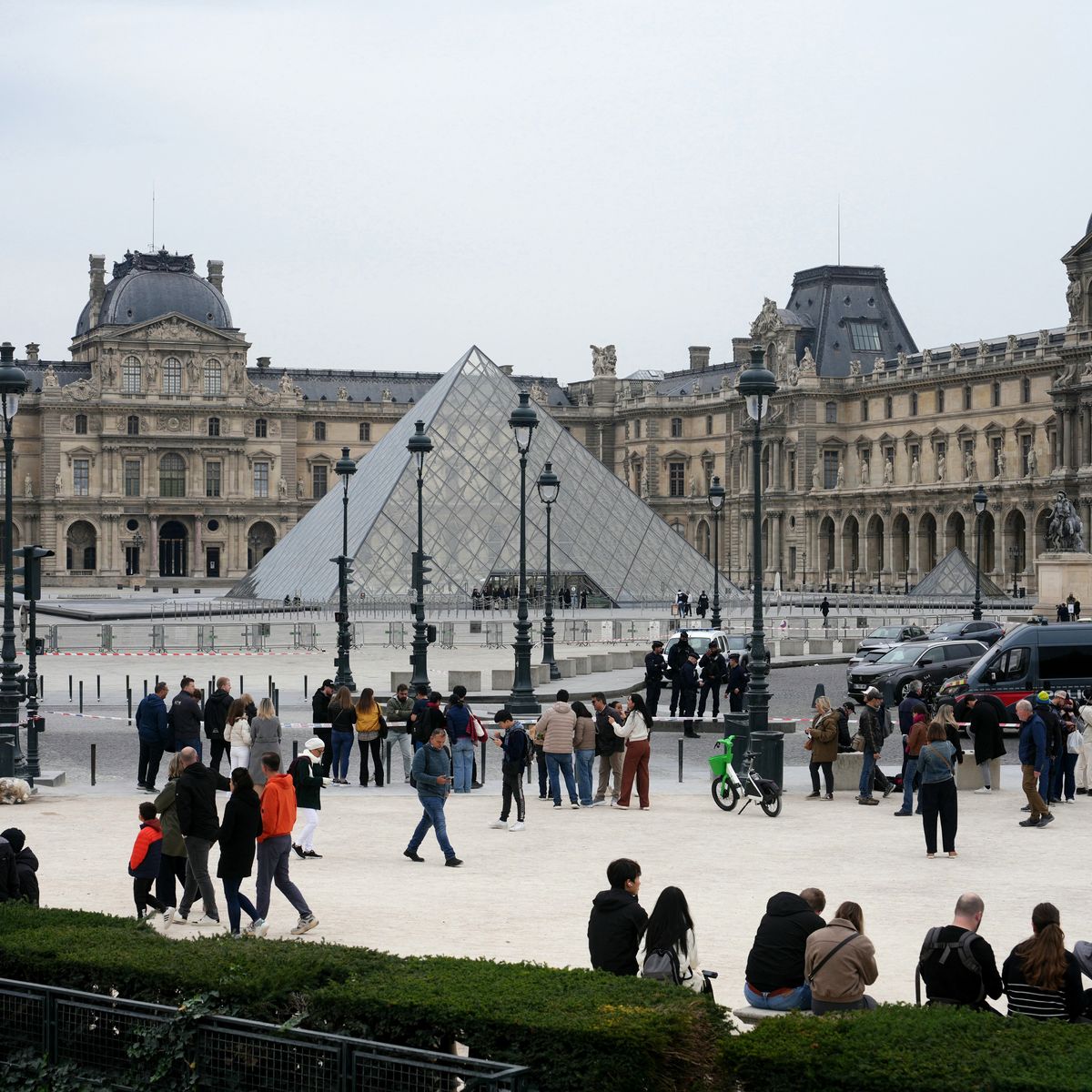 LE LOUVRE DÉVALISÉ : UNE AFFAIRE QUI INQUIÈTE LES FRANÇAIS