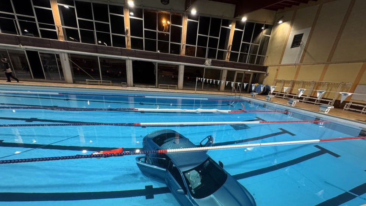 Une voiture s&rsquo;élance vers les profondeurs d&rsquo;une piscine municipale