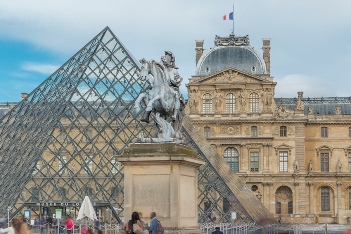 Un nouveau chapitre pour le musée du Louvre après un vol spectaculaire