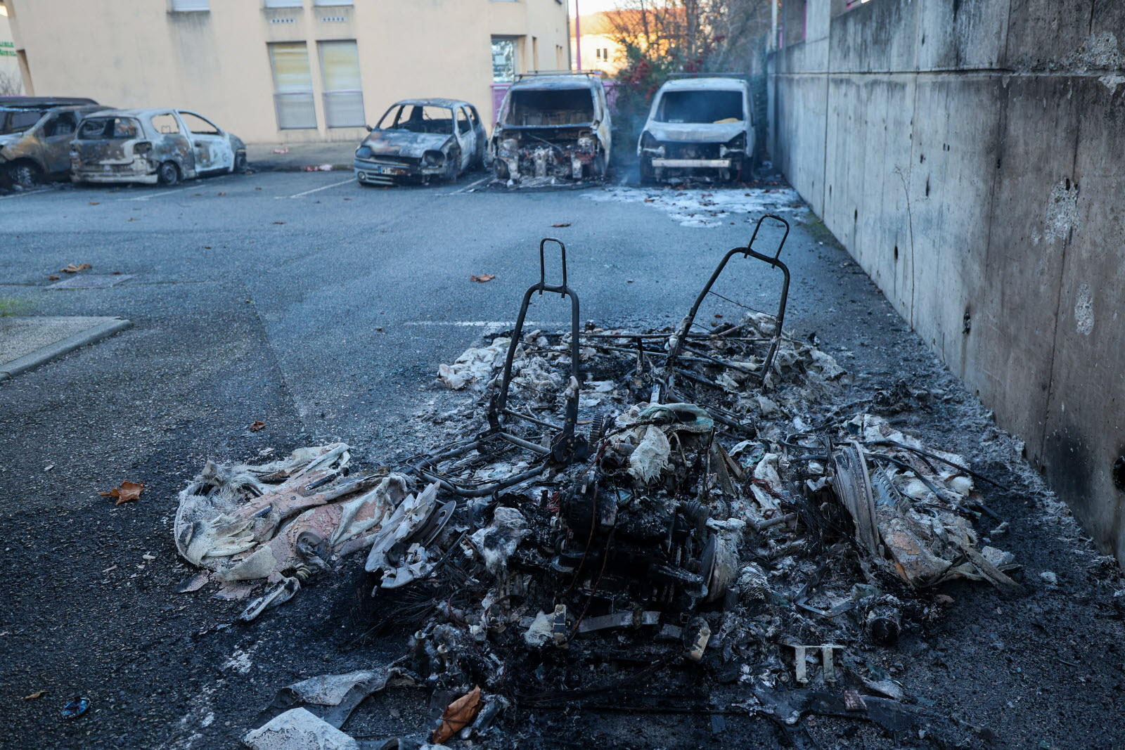 Des voitures en flammes dans la Drôme : un mystère qui inquiète les habitants