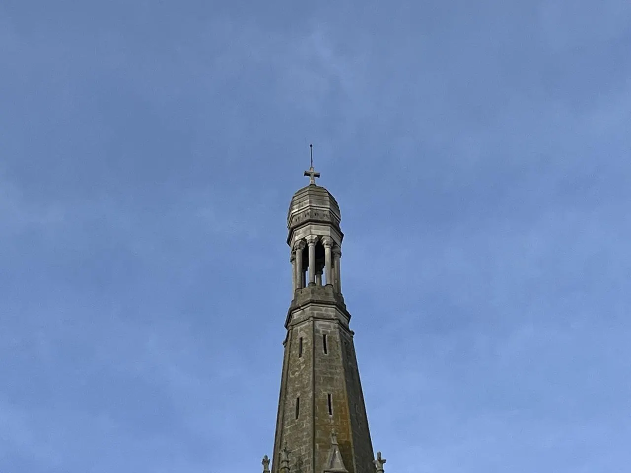 Une église menacée : l’effondrement imminent bouleverse la vie des habitants de Saint-Hilaire-de-Chaléons