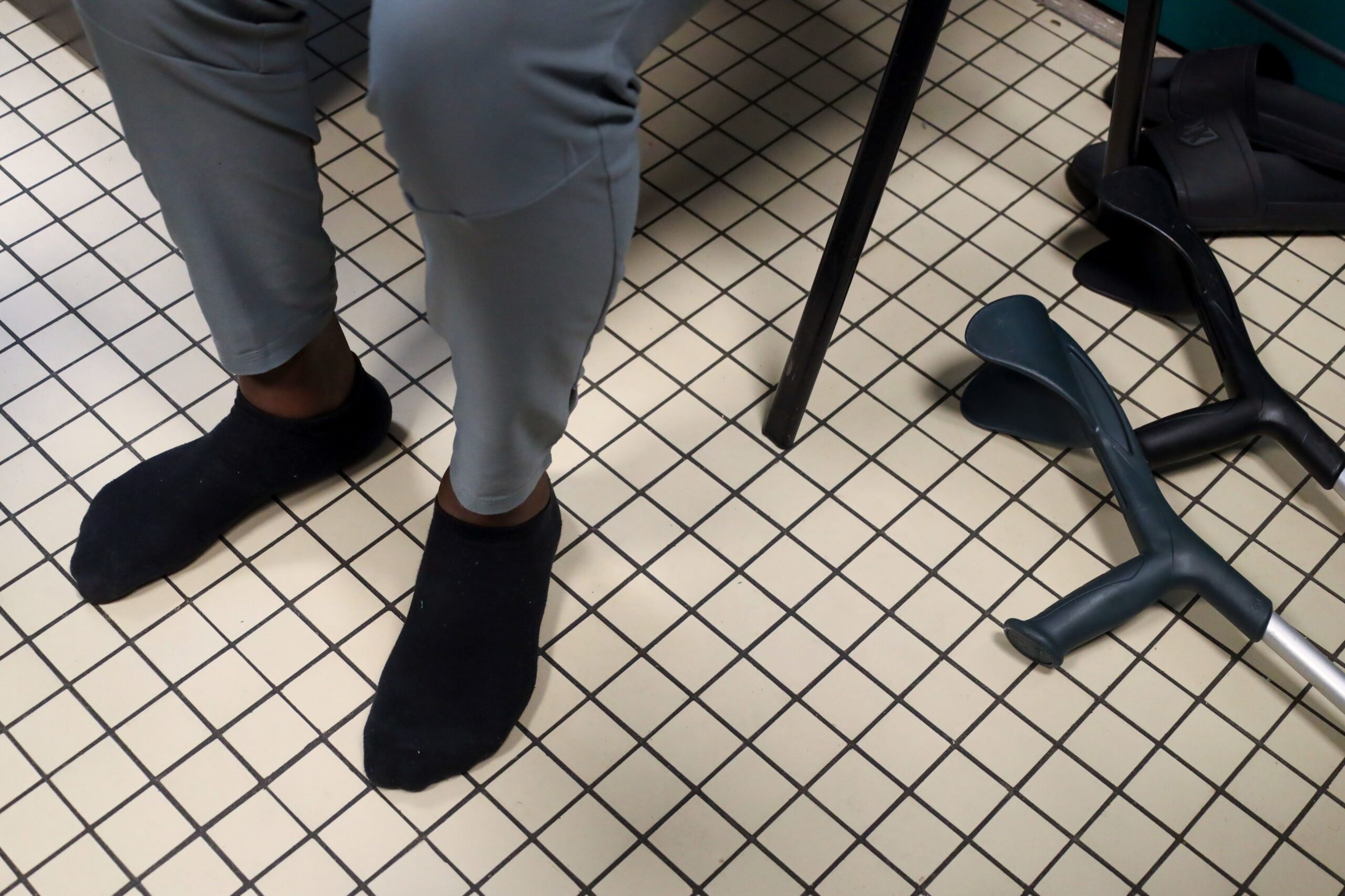 La vie suspendue : des jeunes piégés par le protoxyde d’azote dans un centre de rééducation