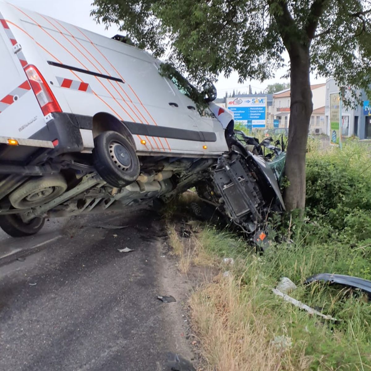 Tragique accident à Alès : trois jeunes perdent la vie après un glissement de véhicule