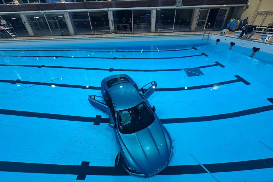 Une voiture s&rsquo;immisce dans une piscine municipale de La Ciotat